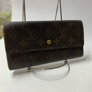 💥AUTHENTIC Louis Vuitton Monogram Sarah Wallet